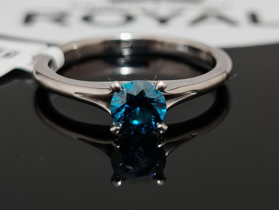 Bijuteria Royal CB : Inel cu DIAMANT albastru, aur alb 18K 2,91 gr 585