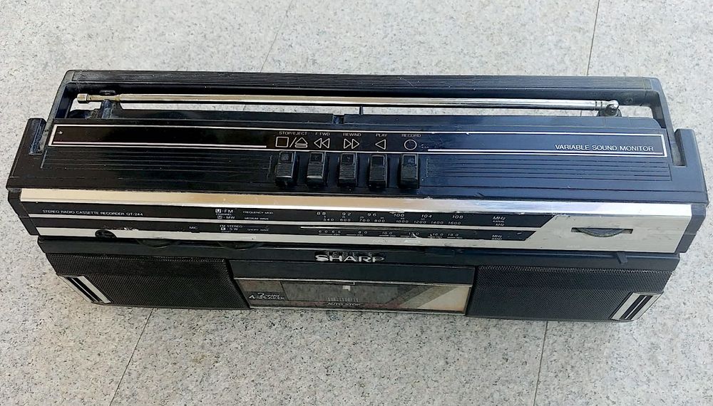 Sharp QT-244H radio casetofon portabil JVC Panasonic Sony Akai Aiwa
