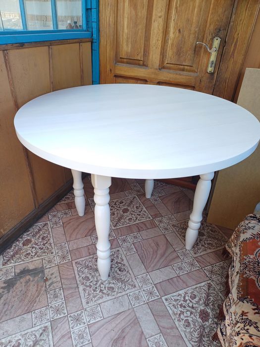 Продам стол круглый.