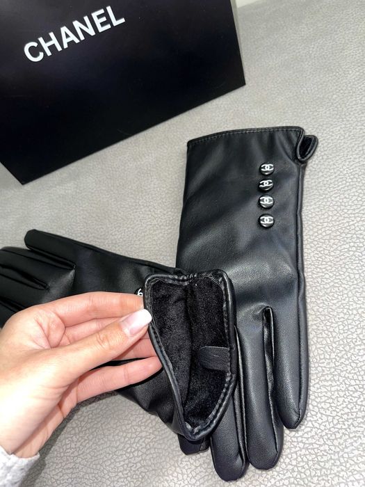 черни кожени ръкавици шанел с копчета луксозни с хартиена чанта chanel