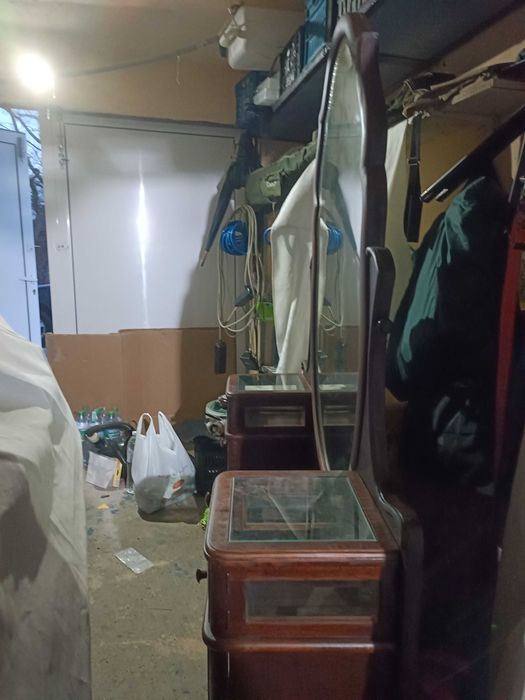 Продавам старинна тоалетка с огледало