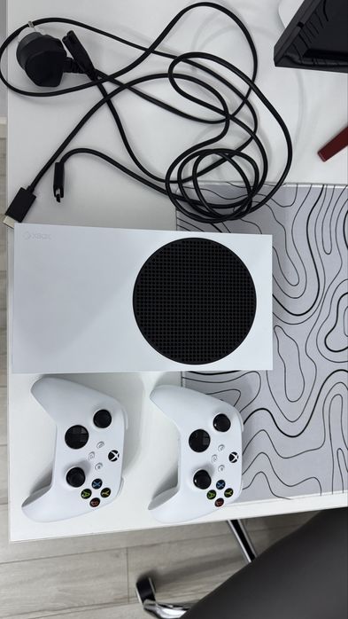 Продам Xbox Series S, 2 геймпада