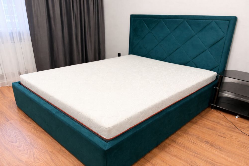 Двухспальняя кровать с матрасом