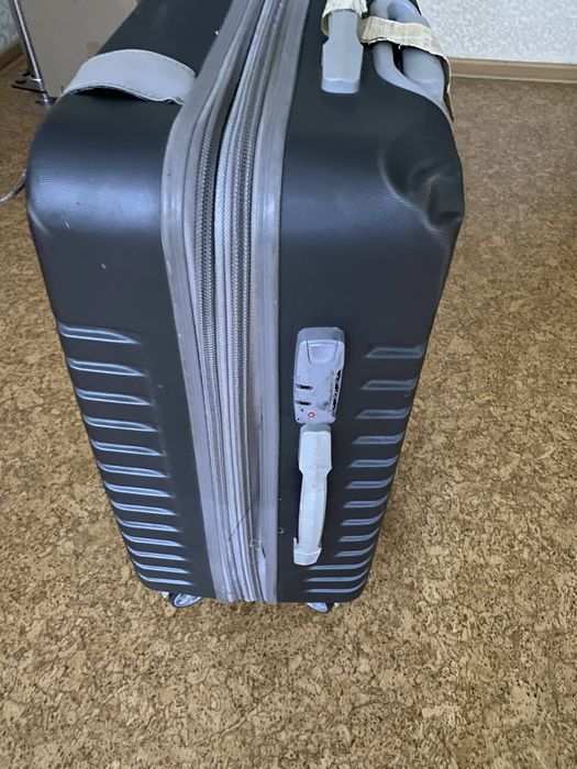 Чемодан с колесами