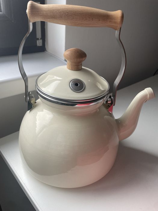 Ceainic emailat alb cu fluier (2–2,5 L)