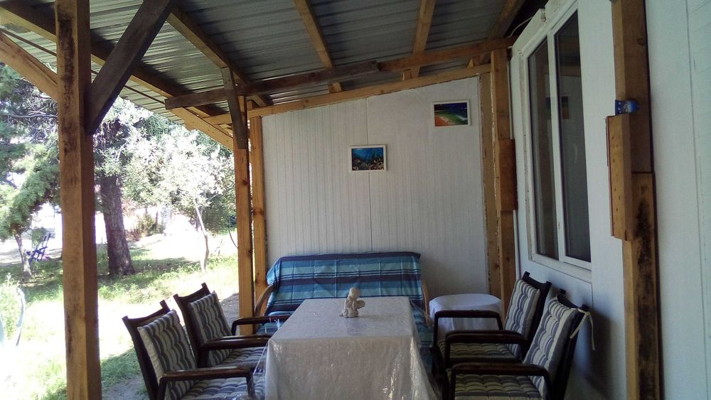 Продавам обзаведено бунгало до плаж в Кариани - 8000 евро.