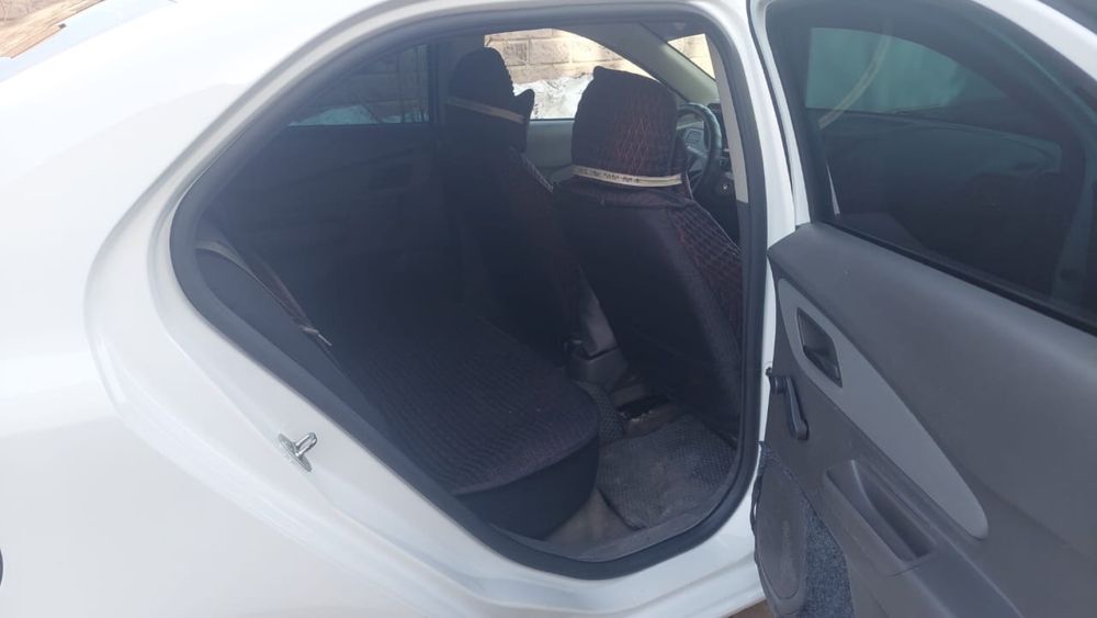 Автомобиль, шевролет кобальт , белый