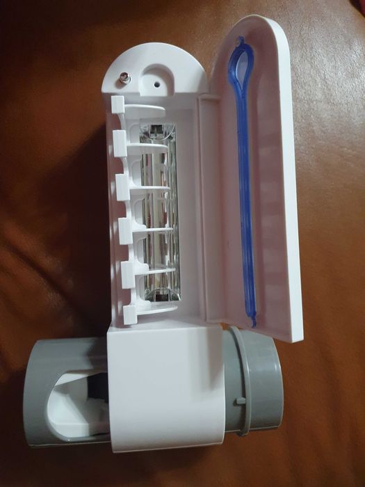 УВ стерилизатор за 5 бр.четки за зъби с автоматичен диспенсър за паста