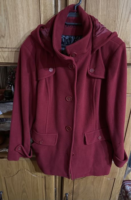 Palton rosu burgund scurt in stare impecabila