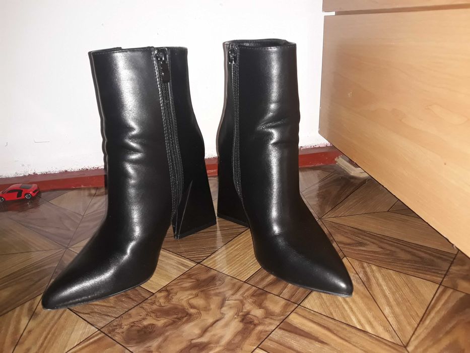 Botine din piele neagra