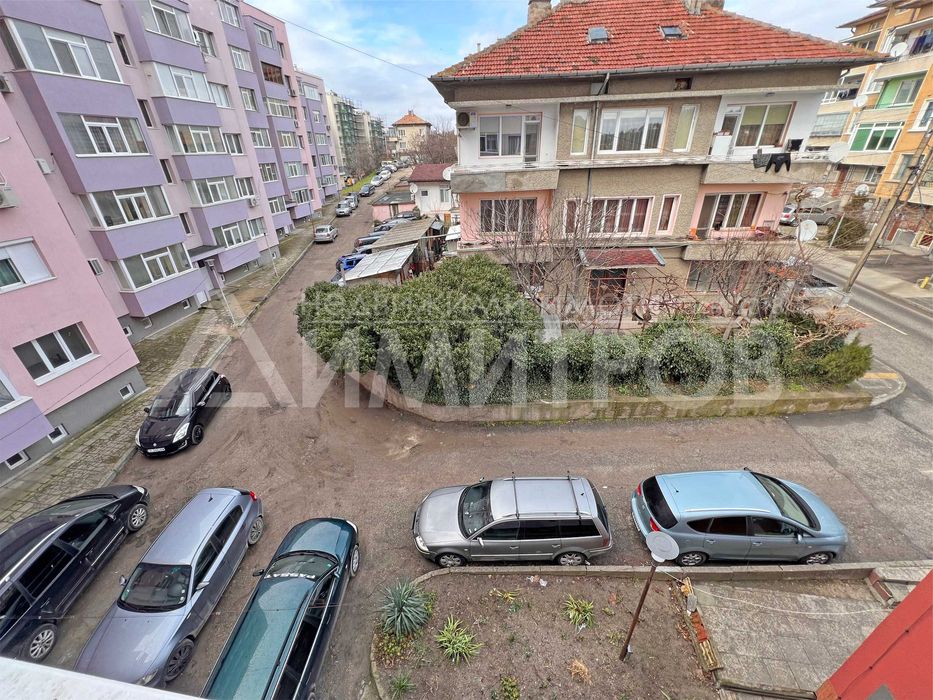 Продава тристаен апартамент 77 кв.м. в саниран блок в гр. Нови пазар.