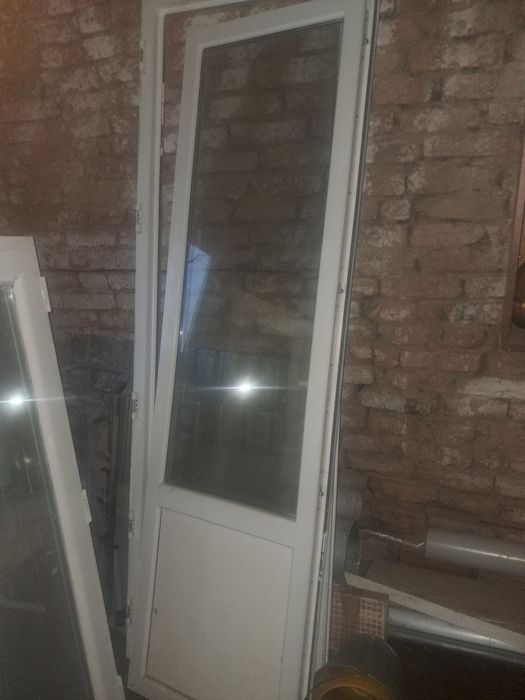 Продаётся пластиковая дверь и окно