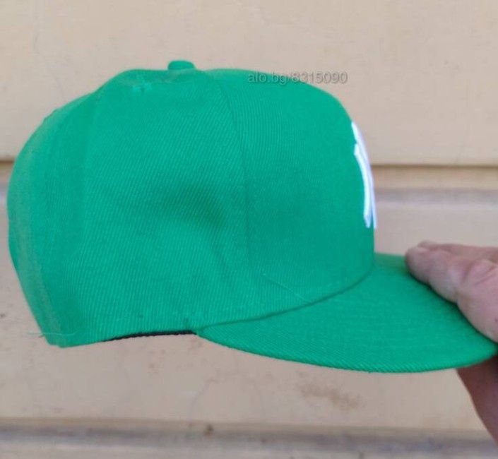 Раперска шапка с козирка.