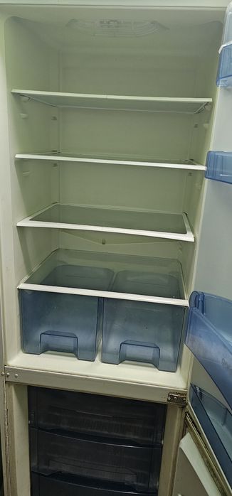 Продавам комбиниран хладилник Горения бял