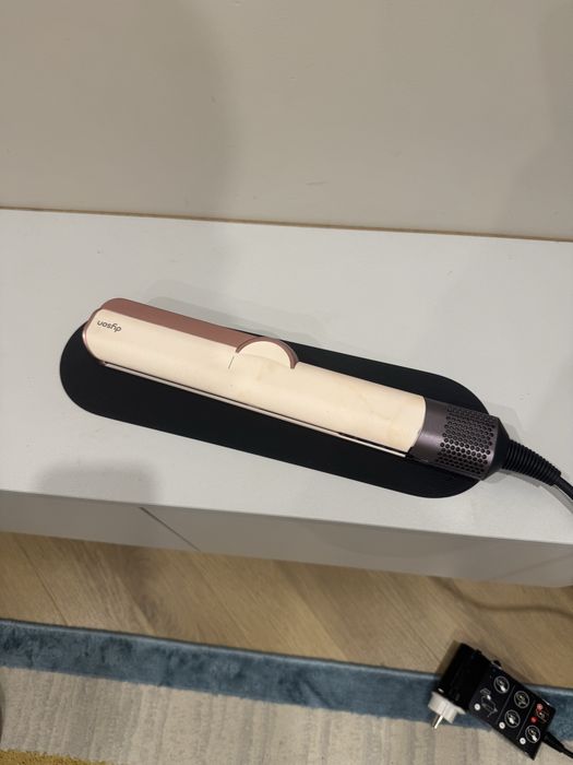 Dyson airstrait