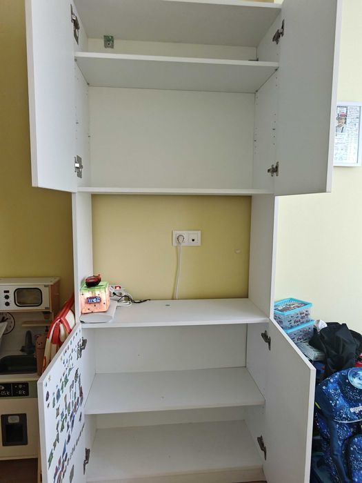 Висока бяла секция / шкаф с ниша – 90×34×220 см