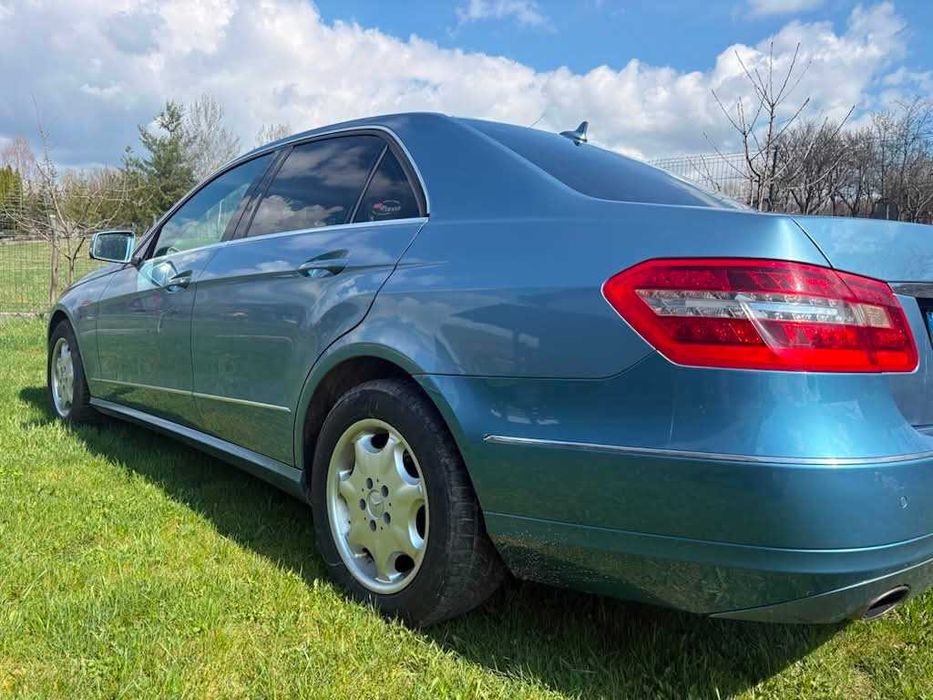 vând Mercedes E class, benzină