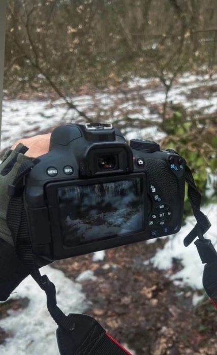 DSLR Canon EOS 700D