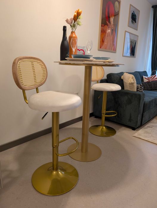 НОВИ бар маса и два стола в златно, ратан и кадифе