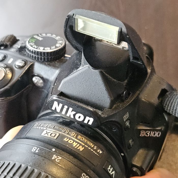 Nikon D3100 с обектив Nikon AF-S 18-55mm 1:3.5-5.6G VR