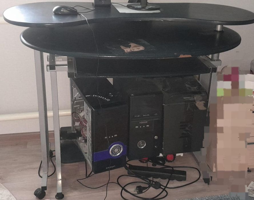 Компьютер столымен бірге сатылады