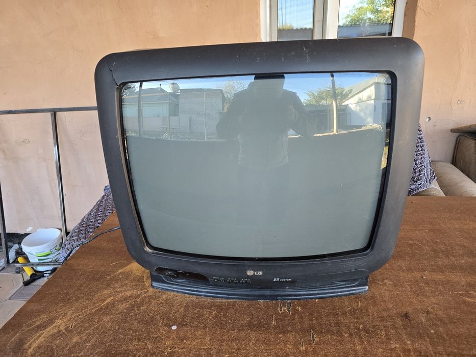 Телевищор LG стеклянная