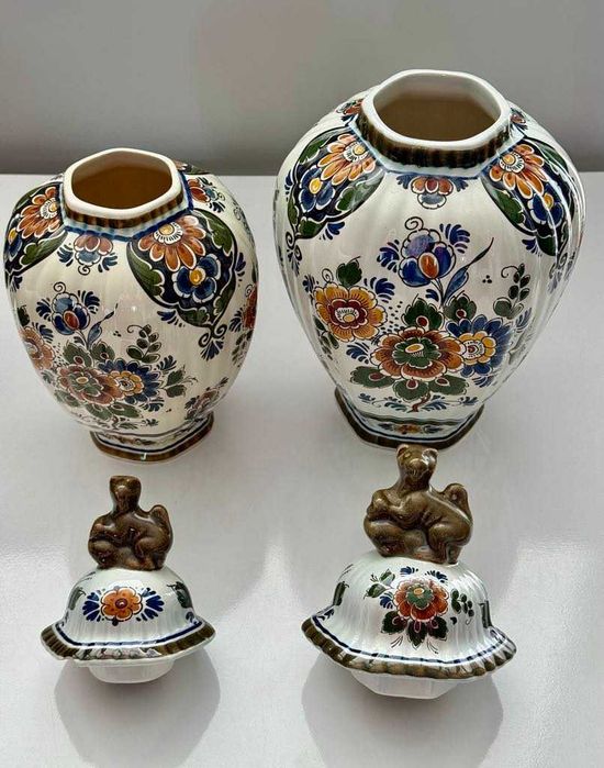 Две вази / урни Royal Delft Polychrome