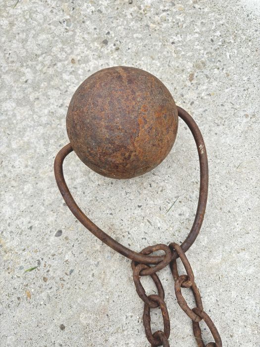 Bila prizonier din fier cu lant - obiect vechi