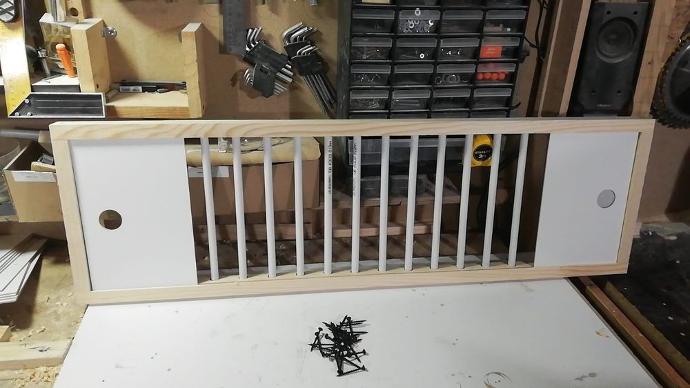 Rafturi , fete, Hrănitoare