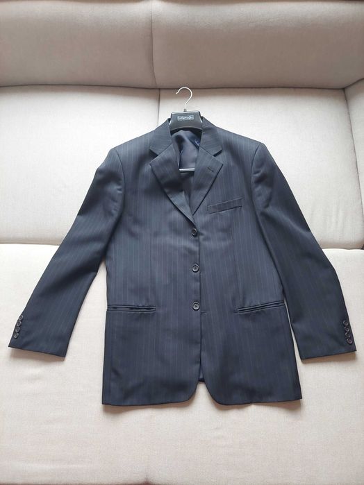 Стилен мъжки костюм