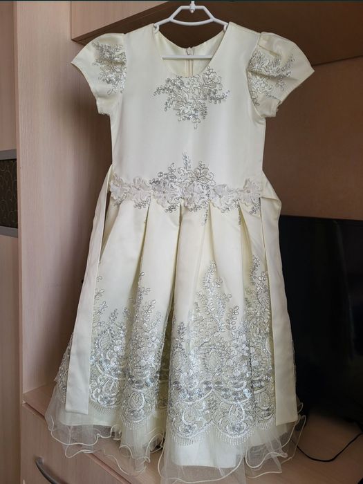 Платье в отличном состоянии на 5 - 6 лет