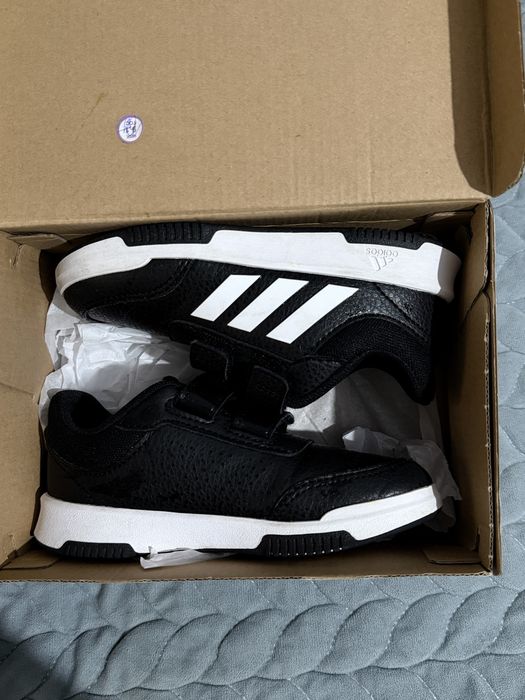 Продам детские кроссовки Adidas
