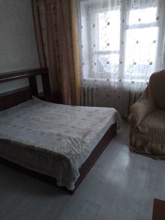 Кровать с тумбами и полкой
