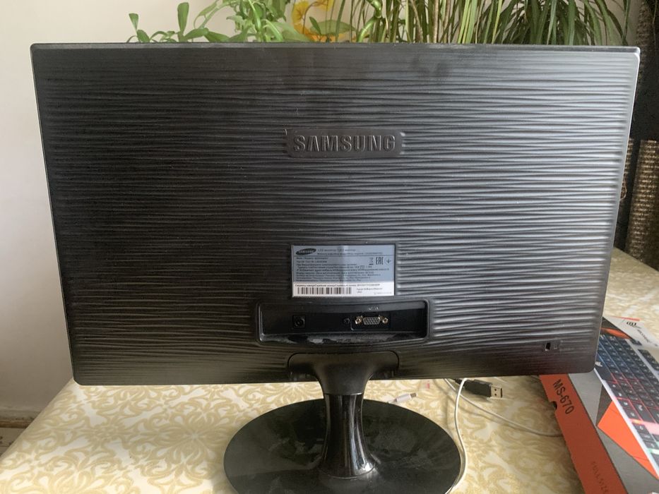 Монитор Samsung S22D300NY