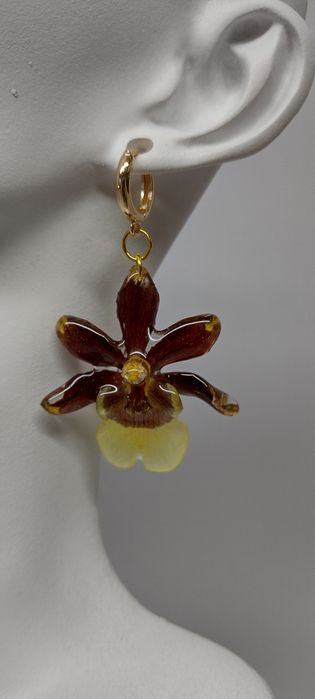 Обеци с естествен цвят на мини орхидея. Цветче с размери 3,5/4 см. 
Вн