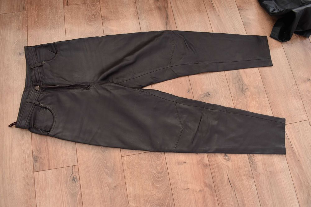 Pantaloni dama din piele marca Apart