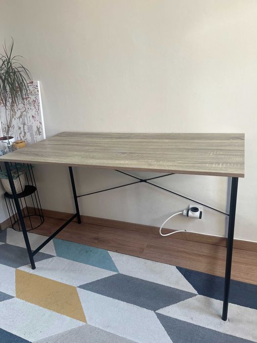 Бюро от Jysk в отлично състояние и без забележки.