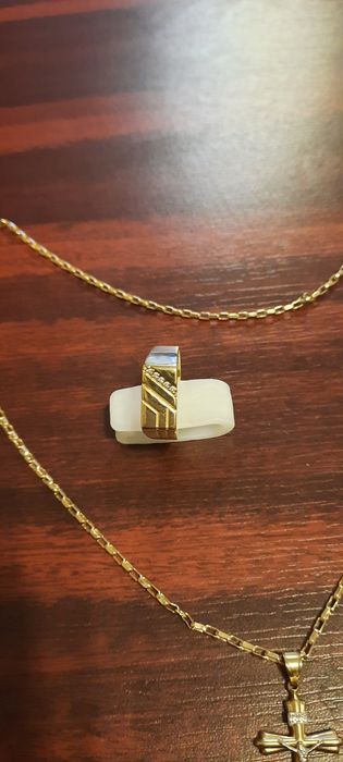 Se vinde lanț și inel de aur 14k are inelul cam 9 gr..si lănțișorul 8