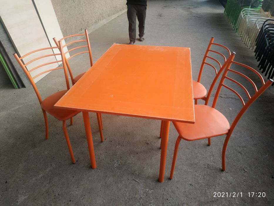 Кухонный стол для дома. кафешки. других заведений.