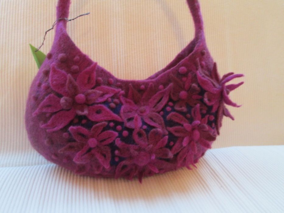 плъстена дамска чантичка