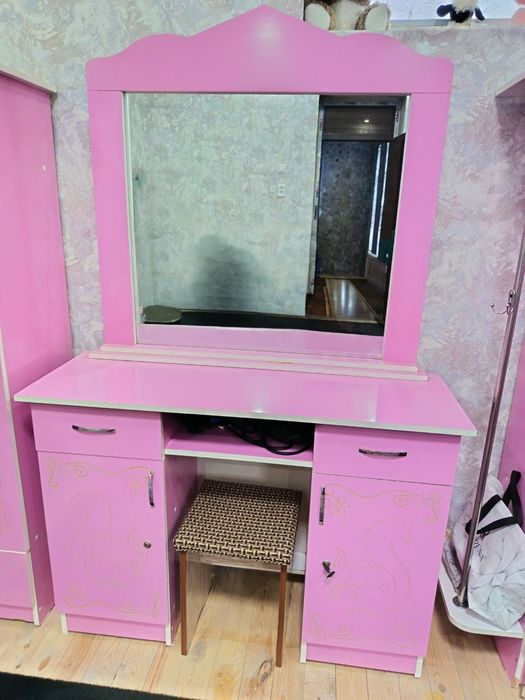 Стенка, прехошка, камот, десткий мебел сотилади. Холати яхши.