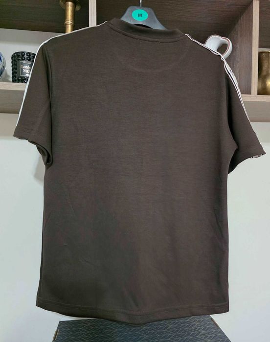 Pantaloni si tricou Guess