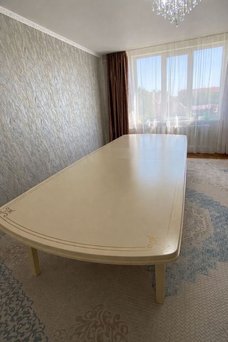Гостевой стол в хорошем состоянии