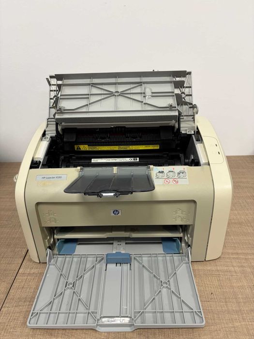 Черно-бял лазерен принтер HP LaserJet 1020 с гаранция