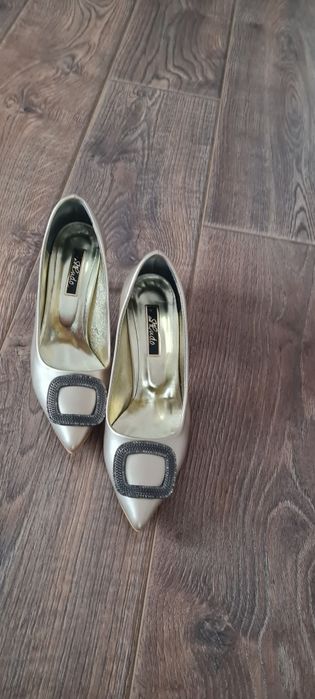 Обувки с ток в злато