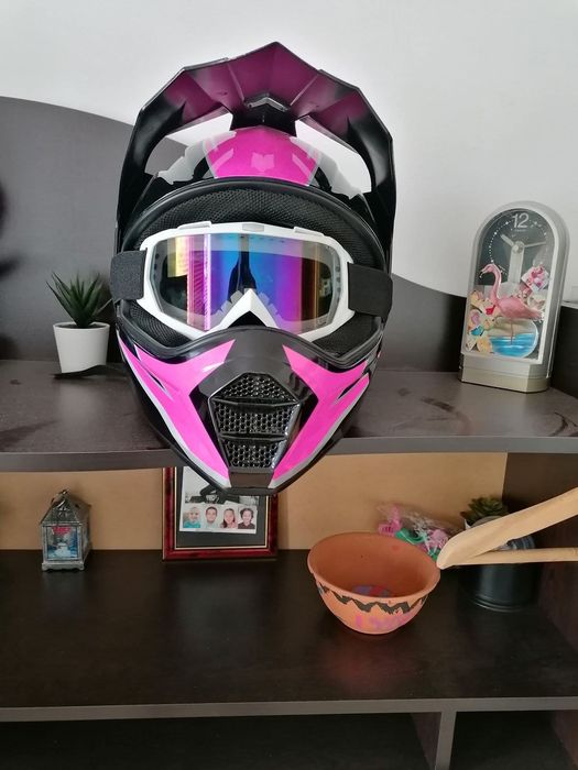 Продавам каска .