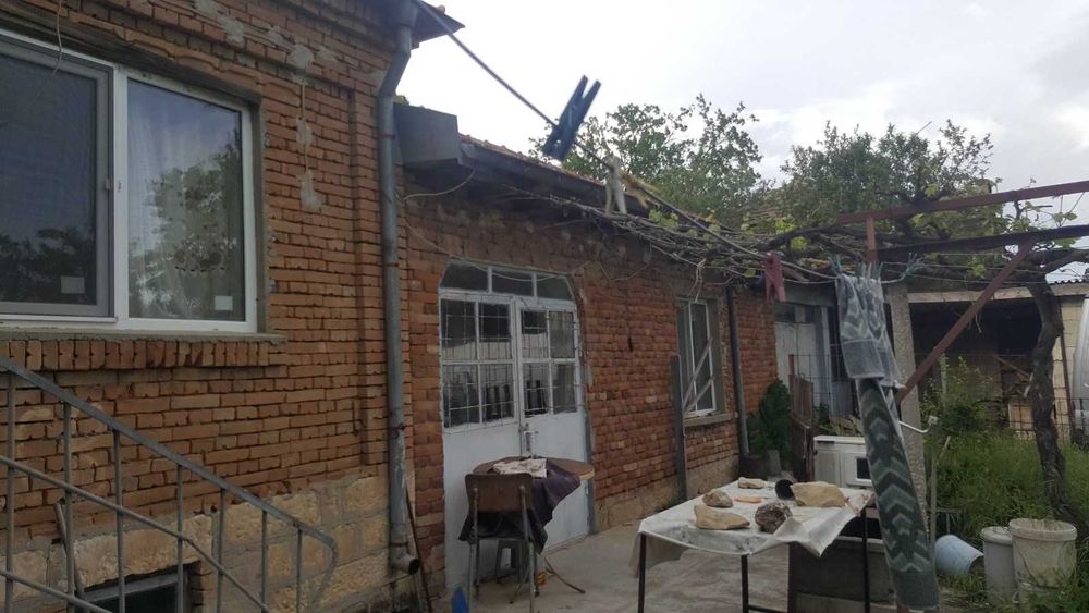 Продавам къща с двор в село червенци