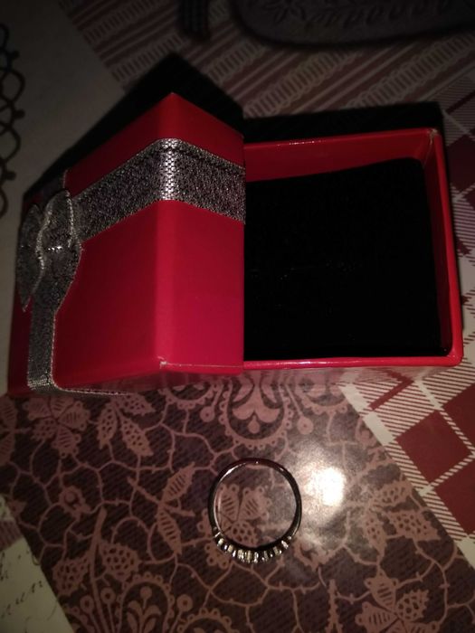 Дамски сребърен пръстен с камъчета в подаръчна кутийка