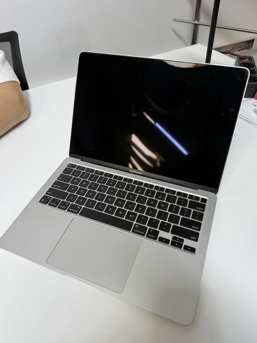 Продам макбук (MacBook Air M1)