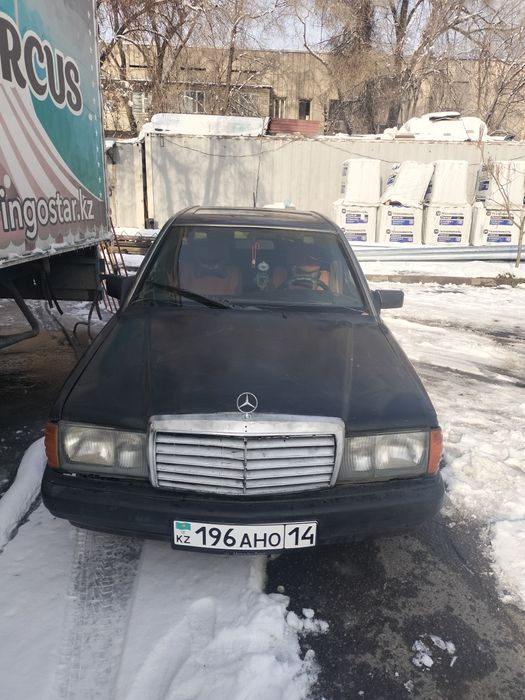 Машина Мерседес 190